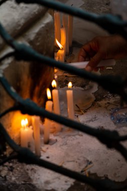 Mumlar karanlık bir yerde yanıyor. Dini istek ve inanç kavramı. sarı mum ışığı