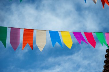 İple sallanan farklı renklerde bayrak süsleri. Dekoratif plastik.