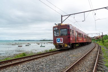 Salvador, Bahia, Brezilya - 30 Ağustos 2019: Salvador, Bahia 'daki Coutos mahallesinden geçen banliyö yolcu treninin görüntüsü.