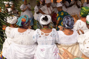 Saubara, Bahia, Brezilya - 12 Haziran 2022: Candomble üyeleri Saubara, Bahia 'daki Bom Jesus dos Pobres ilçesinde Santo Antonio için düzenlenen festivallerde dansa katıldılar..