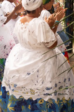 Saubara, Bahia, Brezilya - 12 Haziran 2022: Candomble üyeleri Saubara, Bahia 'daki Bom Jesus dos Pobres ilçesinde Santo Antonio için düzenlenen festivallerde dansa katıldılar..