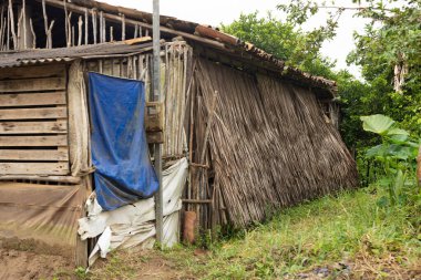 Aratuipe, Bahia, Brasil - 21 Haziran 2022: Ahşap ve kırmızı kil parçalarından yapılmış bir ev. Aşırı yoksulluk durumu. Bahia, Aratuipe Şehri.