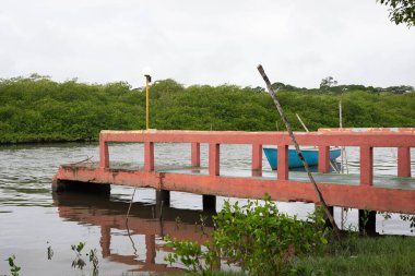 Aratuipe, Bahia, Brasil - 21 Haziran 2022: Maragogipinho, Bahia 'daki Jaguaripe Nehri üzerindeki bir köprünün görüntüsü.