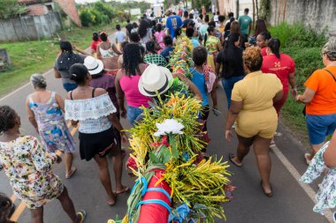Valenca, Bahia, Brezilya - 28 Haziran 2022: İnsanlar Valenca, Bahia 'da Aziz Peter' a saygılarını sunmak için sırığı taşırken görülüyor.