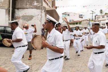 Saubara, Bahia, Brezilya - 06 Ağustos 2022: Denizci gibi giyinmiş bir Marujada 'lı erkekler, Bahia' daki Saubara şehrinin sokaklarında yürüyüş yaparken görüldü..