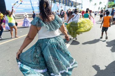 Salvador, Bahia, Brezilya - 11 Şubat 2023: Bahia 'nın Salvador kentindeki Fuzue öncesi karnaval sırasında dans eden kadın kültürü grubu görülüyor.