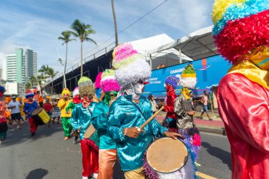 Salvador, Bahia, Brezilya - 11 Şubat 2023: Zambiapunga kültür grubu üyeleri Fuzue, Bahia kentindeki karnaval öncesi Fuzue sırasında giyinip enstrüman çalarken görülüyor.