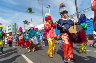 Salvador, Bahia, Brezilya - 11 Şubat 2023: Zambiapunga kültür grubu üyeleri, Salvador, Bahia 'daki karnaval öncesi Fuzue' de kostüm içinde geçit töreni yapıyorlar.