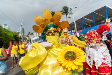 Salvador, Bahia, Brezilya - 11 Şubat 2023: Bahia 'nın Salvador kentindeki karnaval öncesi Fuzue sırasında maskeli Maragojipe grubu görüldü..