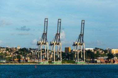 Salvador, Bahia, Brezilya - 09 Mart 2023: Salvador, Bahia 'da deniz limanı yükleme ve boşaltma.