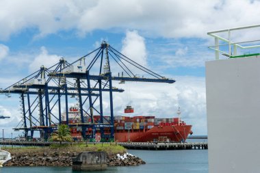 Salvador, Bahia, Brezilya - 12 Mart 2023: Salvador, Bahia 'daki limanda bir konteynırı boşaltan bir kargo gemisinin görüntüsü.