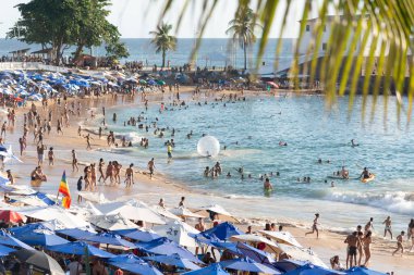 Salvador, Bahia, Brezilya - 21 Ekim 2023: Yüzlerce insan Porto da Barra sahilinde Salvador, Bahia 'da güneşlenirken görüldü..