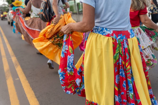 Valenca, Bahia, Brezilya - 28 Haziran 2022: Kadınlar Valenca, Bahia 'da Aziz Peter' ı onurlandırmak için Levada do Mastro sırasında dans ederken görülüyor.