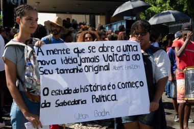 Salvador, Bahia, Brezilya - 30 Mayıs 2019: Brezilyalılar, Bahia 'nın Salvador kentinde Cumhurbaşkanı Jair Bolsonaro' nun eğitim kesintilerini protesto ve tabela taşıdıkları görüldü..