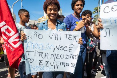 Salvador, Bahia, Brezilya - 30 Mayıs 2019: Brezilyalılar, Salvador, Bahia 'da Başkan Jair Bolsonaro' nun eğitimde yaptığı para kesintilerini protesto ettiler.