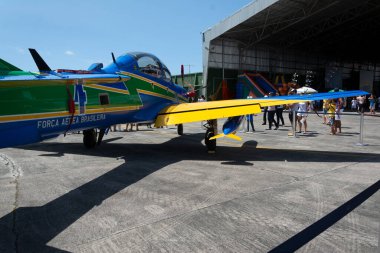 Salvador, Bahia, Brezilya - 11 Kasım 2014: Brezilya hava kuvvetlerinin A-29B uçağı, Salvador, Bahia kentindeki Açık Havacılık Kapıları sergisinde görüldü.