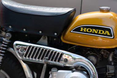 Salvador, Bahia, Brezilya - 1 Kasım 2014: 1972 Honda motorsikletinin yakıt deposu, Bahia 'nın Salvador kentindeki klasik araba sergisinde görüldü..