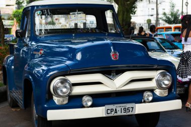 Salvador, Bahia, Brezilya - 1 Kasım 2014: 1957 Ford F 100 otomobilinin ön kısmı Salvador, Bahia 'da bir klasik araba sergisinde.