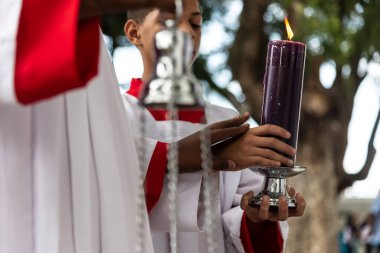 Salvador, Bahia, Brezilya - 2 Kasım 2018: Papaz, Bahia 'nın Salvador kentindeki Campo Santo mezarlığında Ölü Bayram gününde yedi gün mum taşıdı.