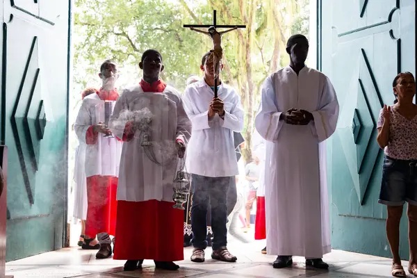 Salvador, Bahia, Brezilya - 2 Kasım 2018: Katolik kilisesi üyeleri Bahia 'nın Salvador kentindeki Campo Santo mezarlık kilisesinde ölü bayramında görüldü..