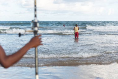 Salvador, Bahia, Brezilya - 26 Nisan 2019: Balıkçılar Bahia 'nın Salvador kentindeki Jaguaribe sahilinde oltalarla görüldüler.