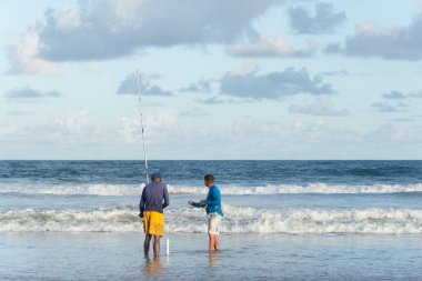 Salvador, Bahia, Brezilya - 26 Nisan 2019: Balıkçılar Bahia 'nın Salvador kentindeki Jaguaribe sahilinde oltalarla görüldüler.