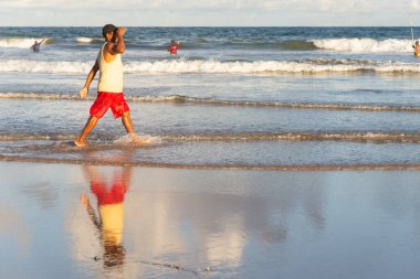 Salvador, Bahia, Brezilya - 26 Nisan 2019: Balıkçılar Bahia 'nın Salvador kentindeki Jaguaribe sahilinde balık tutarken görüldü.