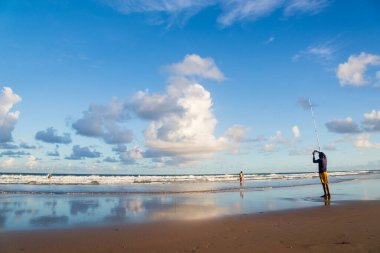 Salvador, Bahia, Brezilya - 26 Nisan 2019: Bahia 'nın Salvador kentindeki Jaguaribe sahilinde balıkçı.