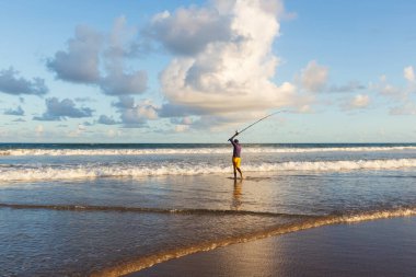 Salvador, Bahia, Brezilya - 26 Nisan 2019: Balıkçılar Bahia 'nın Salvador kentindeki Jaguaribe sahilinde balık tutarken görüldü.