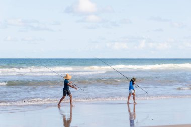 Salvador, Bahia, Brezilya - 26 Nisan 2019: Balıkçılar Bahia 'nın Salvador kentindeki Jaguaribe sahilinde oltalarla görüldüler.