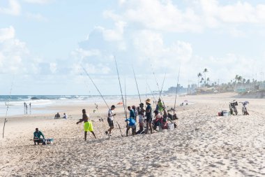 Salvador, Bahia, Brezilya - 26 Nisan 2019: Balıkçılar Bahia 'nın Salvador kentindeki Jaguaribe sahilinde oltalarla görüldüler.