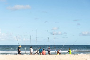 Salvador, Bahia, Brezilya - 26 Nisan 2019: Balıkçılar Bahia 'nın Salvador kentindeki Jaguaribe sahilinde oltalarla görüldüler.