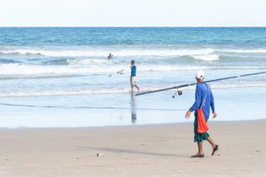 Salvador, Bahia, Brezilya - 26 Nisan 2019: Balıkçılar Bahia 'nın Salvador kentindeki Jaguaribe sahilinde balık tutarken görüldü.