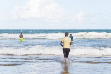 Salvador, Bahia, Brezilya - 26 Nisan 2019: Balıkçılar Bahia 'nın Salvador kentindeki Jaguaribe sahilinde oltalarla görüldüler.