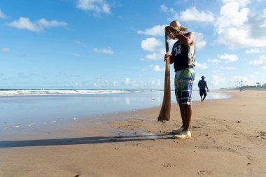Salvador, Bahia, Brezilya - 26 Nisan 2019: Balıkçı, Bahia 'daki Salvador kentinde Jaguaribe sahilinde bir balık ağıyla görüldü..