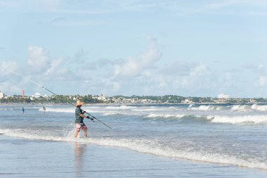 Salvador, Bahia, Brezilya - 26 Nisan 2019: Balıkçılar Salvador, Bahia kentindeki Jaguaribe sahilinde balık tutarken görüldü.