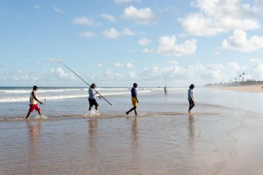 Salvador, Bahia, Brezilya - 26 Nisan 2019: Balıkçılar Bahia 'nın Salvador kentindeki Jaguaribe sahilinde oltalarla görüldüler.