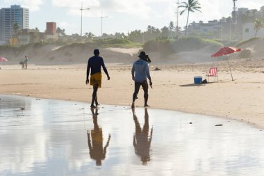 Salvador, Bahia, Brezilya - 26 Nisan 2019: Balıkçılar Salvador, Bahia 'daki Jaguaribe plajında görüldü.