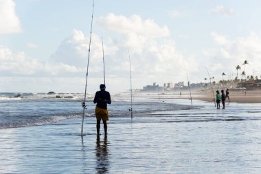 Salvador, Bahia, Brezilya - 26 Nisan 2019: Balıkçılar Salvador, Bahia kentindeki Jaguaribe sahilinde balık tutarken görüldü.