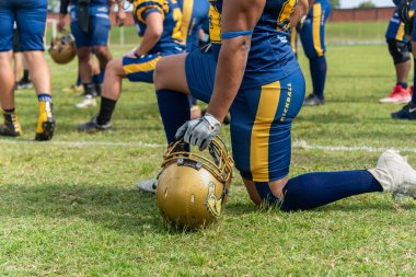 Camacari, Bahia, Brezilya - 30 Eylül 2023: Bir grup Amerikalı futbolcu, maçtan önce Bahia 'nın Camacari kentindeki Armando Oliveira stadyumunda toplandı..