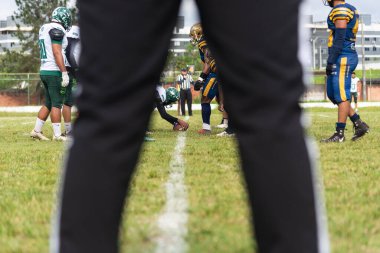 Camacari, Bahia, Brezilya - 30 Eylül 2023: Bir grup Amerikalı futbolcu, maçtan önce Bahia 'nın Camacari kentindeki Armando Oliveira stadyumunda toplandı..