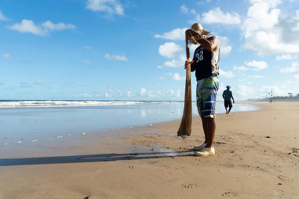 Salvador, Bahia, Brezilya - 26 Nisan 2019: Balıkçı, Bahia 'daki Salvador kentinde Jaguaribe sahilinde bir balık ağıyla görüldü..