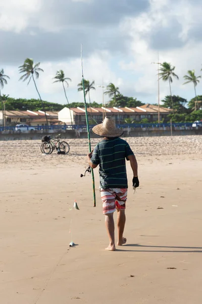 Salvador, Bahia, Brezilya - 26 Nisan 2019: Balıkçılar Salvador, Bahia kentindeki Jaguaribe plajı boyunca yürürken görüldü.