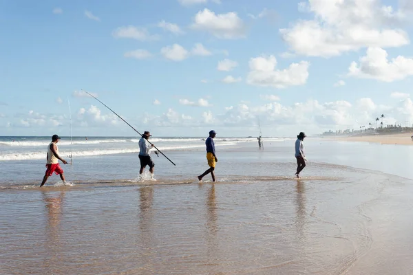 Salvador, Bahia, Brezilya - 26 Nisan 2019: Balıkçılar Bahia 'nın Salvador kentindeki Jaguaribe sahilinde oltalarla görüldüler.