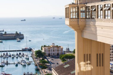Salvador, Bahia, Brezilya - 21 Nisan 2015: Salvador, Bahia şehrinin Elevador Lacerda kartpostalının yanından görüntü.