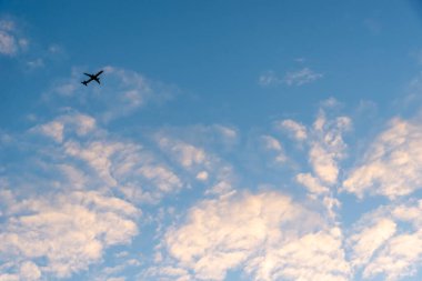 Bulutlu mavi gökyüzünde uçan uçak. Teknoloji yükselişte