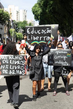 Salvador, Bahia, Brezilya - 30 Mayıs 2019: Bahia 'nın Salvador kentinde Başkan Jair Bolsonaro' nun eğitim için para kesintilerini protesto eden posterli insanlar görülüyor.