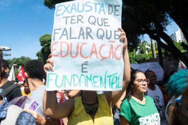 Salvador, Bahia, Brezilya - 30 Mayıs 2019: Bahia 'nın Salvador kentinde Başkan Jair Bolsonaro' nun eğitim için para kesintilerini protesto eden posterli insanlar görülüyor.