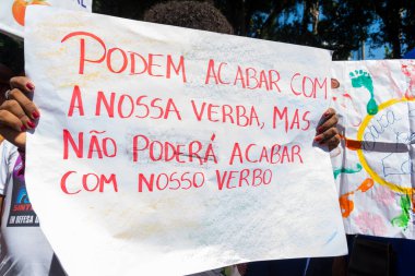 Salvador, Bahia, Brezilya - 30 Mayıs 2019: İnsanlar, Bahia 'nın Salvador kentinde Başkan Jair Bolsonaro' nun eğitim fonlarındaki kesintileri protesto eden posterlerle görülüyor.