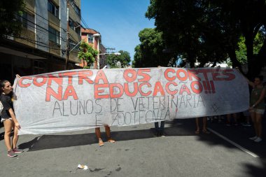 Salvador, Bahia, Brezilya - 30 Mayıs 2019: İnsanlar, Bahia 'nın Salvador kentinde Başkan Jair Bolsonaro' nun eğitim fonlarındaki kesintileri protesto ediyorlar..